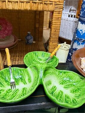 Green Ceramic Lettuce-Leaf Serving Dish - Stylish Three-Compartment Platter